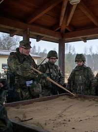 Gruppengefechtsschießen Mehrere Sodlaten an einem Sandkasten