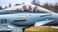 Ein Eurofighter-Pilot im Jet, kurz bevor er die Starterlaubnis bekommt.