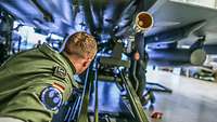 Ein deutscher Soldat bei der Instandhaltung eines Eurofighters