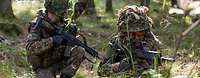 Volltruppenübung Panzergrenadierbataillon 909 Zwei Soldaten im Wald