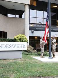 Flaggenhissung vor dem Dienstgebäude der Bundeswehrverwaltungsstelle USA/Kanada in Reston, Virginia.