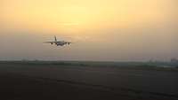 Ein Flugzeug im Landeanflug
