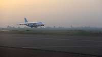 Ein Flugzeug kurz vor der Landung