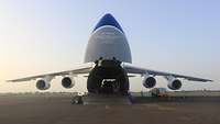 Frontansicht eines Transportflugzeugs mit geöffneter Bugklappe