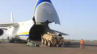 Ein Radpanzer vom Typ Fuchs fährt über die Laderampe in ein Transportflugzeug.