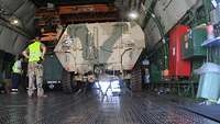 Ein Radpanzer vom Typ Fuchs steht im Inneren eines Transportflugzeugs.