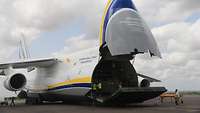 Die vordere Laderampe eines Transportflugzeugs wird eingeklappt.