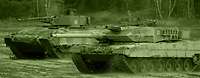 Die Hauptwaffensysteme sind Kampf- und Schützenpanzer Ein Kampfpanzer fährt auf einer Freifläche neben einem Schützenpanzer.