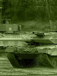 Die Hauptwaffensysteme sind Kampf- und Schützenpanzer Ein Kampfpanzer fährt auf einer Freifläche neben einem Schützenpanzer.