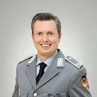 Porträt eines Soldaten in einem Dienstanzug der Bundeswehr