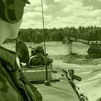 Eine Zugführerin beobachtet einen Pionierpanzer bei der Arbeit.