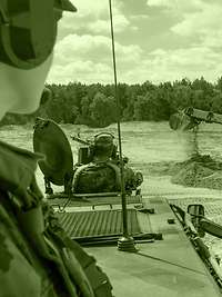 Pioniere bereiten der eigenen Truppe den Weg und hemmen den Feind Eine Zugführerin beobachtet einen Pionierpanzer bei der Arbeit.
