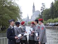 Soldaten mit Kerzen auf einer Brücke vor der Lichterprozession in Lourdes