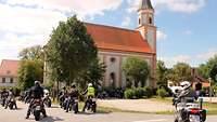 Die Biker mit ihren Motorrädern bei der Ankunft an der Wallfahrtskirche Mariä Heimsuchung