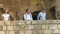 Pastoralreferent Constantin Rhode und drei Teilnehmer bei einem Ausflug in das antike Biblos