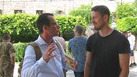Pastoralreferent Constantin Rhode im Gespräch mit einem Soldaten