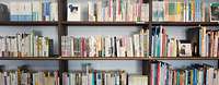 ein Regal voller Bücher