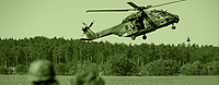 Die Heeresflieger unterstützen mit ihren Hubschraubern alle Truppengattungen Ein Hubschrauber schwebt dicht über einem Feld.
