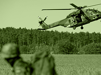 Die Heeresflieger unterstützen mit ihren Hubschraubern alle Truppengattungen Ein Hubschrauber schwebt dicht über einem Feld.