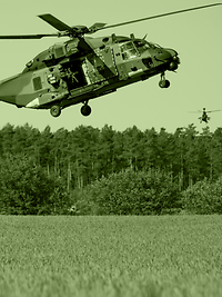 Die Heeresflieger unterstützen mit ihren Hubschraubern alle Truppengattungen Ein Hubschrauber schwebt dicht über einem Feld.