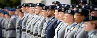 Soldaten der Bundeswehr legen beim feierlichen Appell ihr Gelöbnis ab. Soldaten stehen zum Antreten nebeneinander