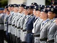 Soldaten stehen zum Antreten nebeneinander