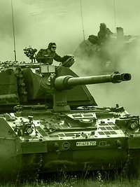 Die Panzerhaubitze 2000 der Artillerietruppe Zwei Panzerhaubitzen fahren hintereinander schnell über Übungsgelände, Staub wirbelt auf.