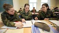 Gruppenarbeit an der Bundeswehrfachschule Naumburg Drei Soldatinnen sitzen an einem Tisch.