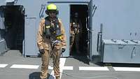 Ein Soldat steht auf dem Flugdeck