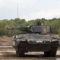 Ein Schützenpanzer fährt frontal auf den Betrachter zu